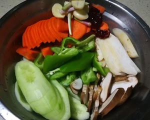 快手素炒-红罗卜青椒黄瓜香菇杏鲍菇的做法 步骤1