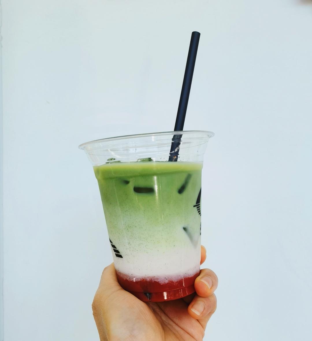 三层渐变草莓抹茶拿铁