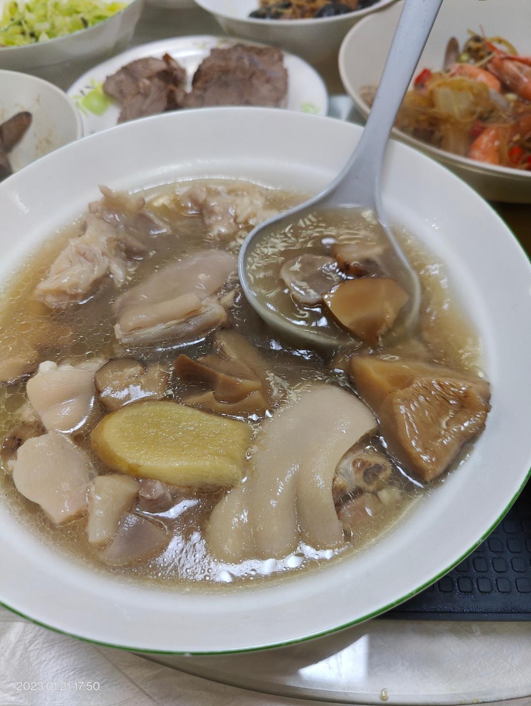 香菇猪脚汤（小时候过年的味道）