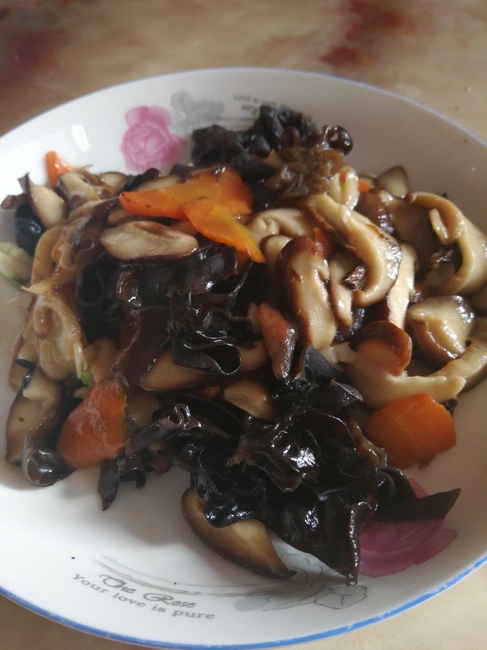 胡萝卜香菇炒木耳