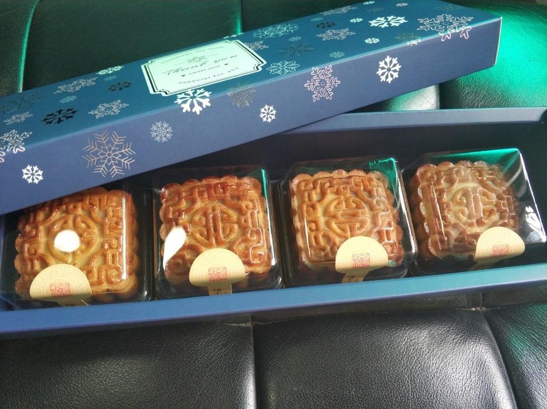 广式月饼—蛋黄莲蓉月饼