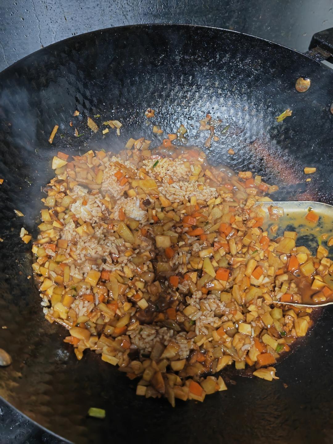 香菇土豆肉末盖浇饭