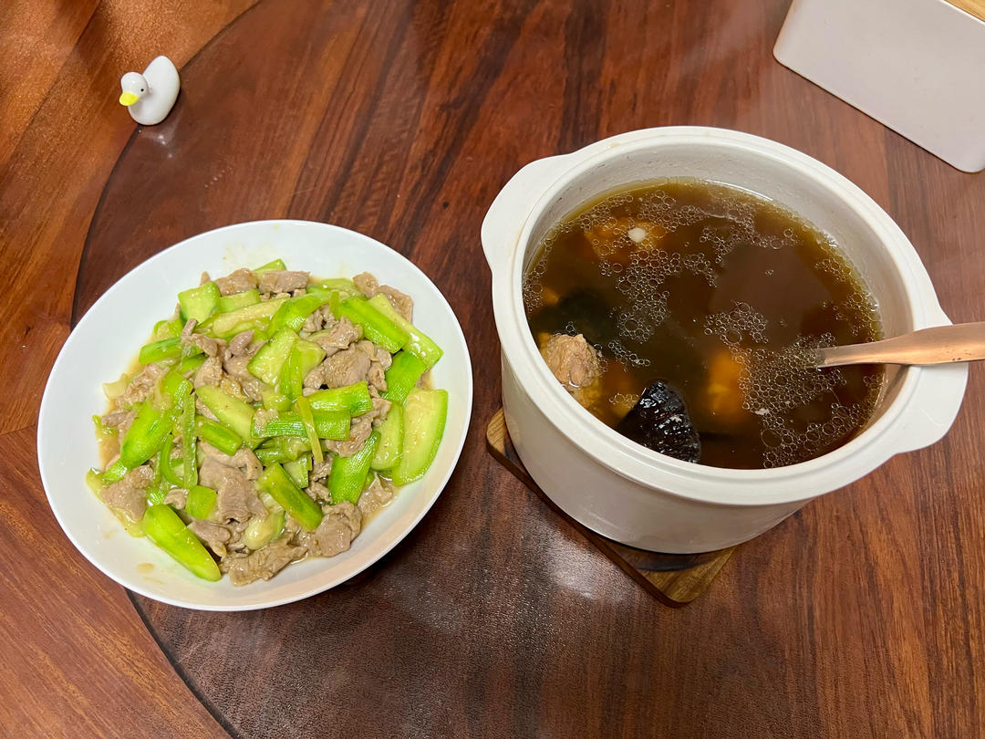 丝瓜炒肉怎么做？好多人直接下锅炒，难怪发黑不脆，教你正确做法