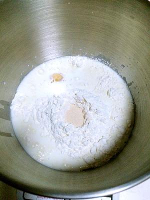 懒人版一次发酵蜂蜜脆底小面包（28x28金盘量）的做法 步骤1