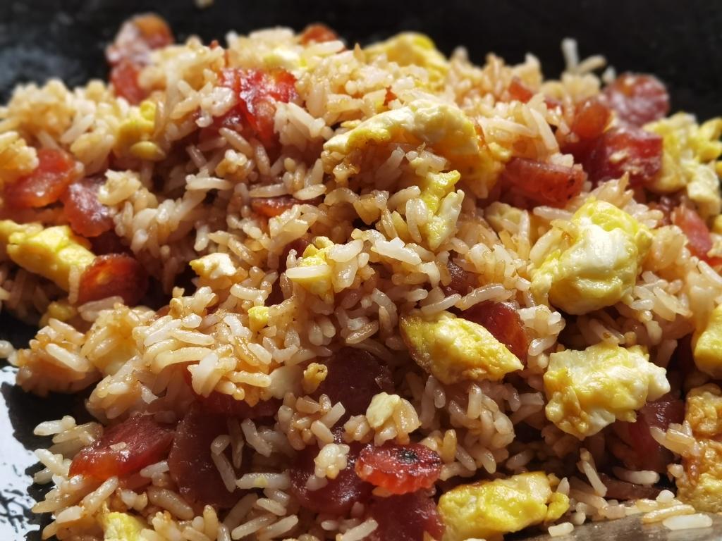 广东腊肠炒蛋饭的做法