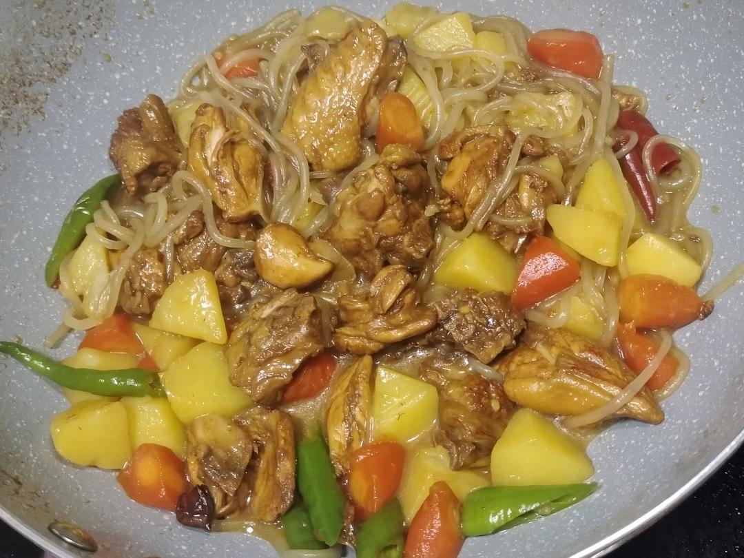 厨师长教你：“黄焖鸡”的家常做法，色香味俱佳，汤汁拌饭更是绝