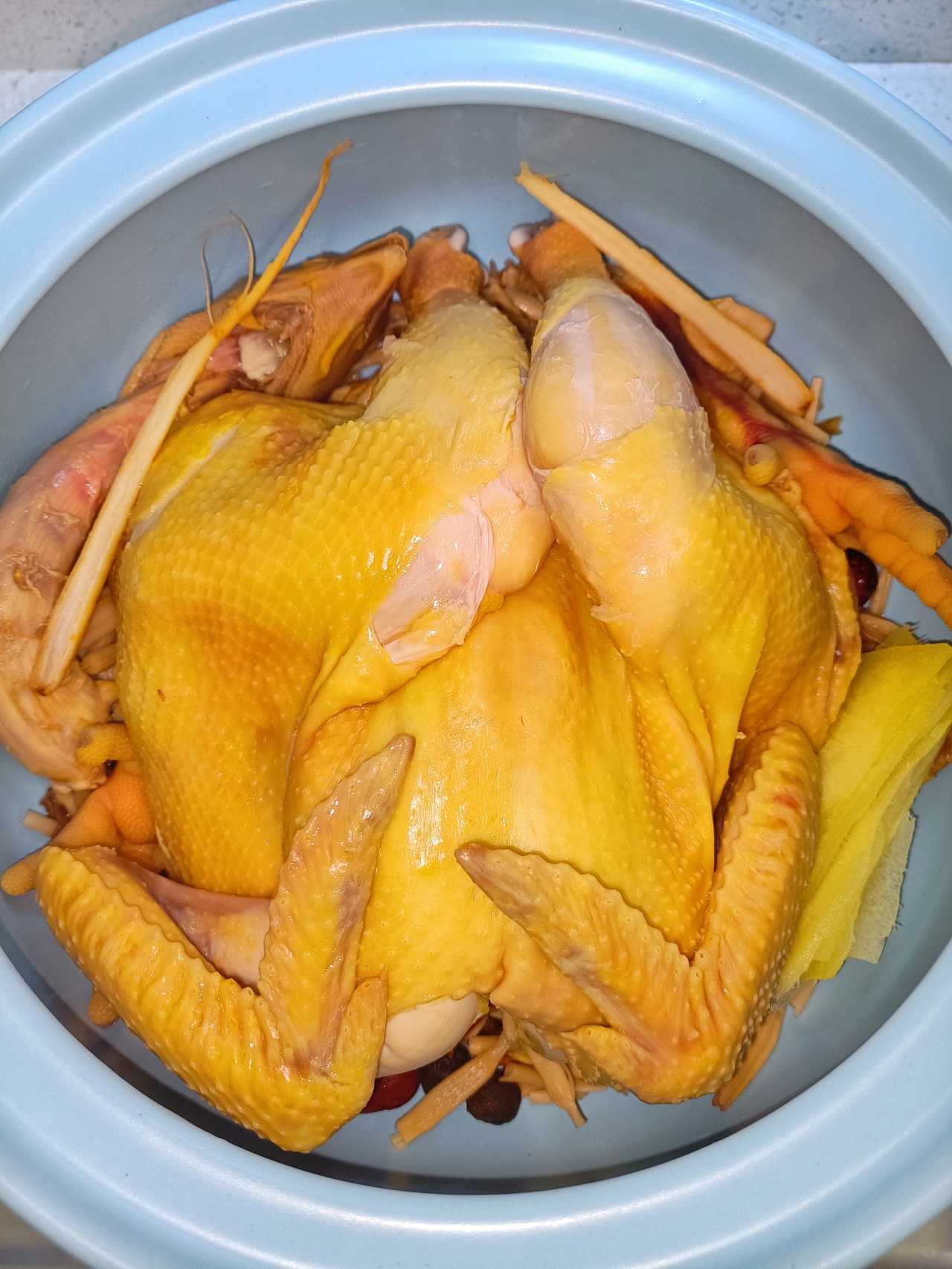 砂锅版 整只鸡，不用切的菌菇鸡汤（2人份）冬天，用砂锅暖暖身子吧！学会了这个煲汤方法，鸡汤、牛肉汤、羊肉汤都不是问题。