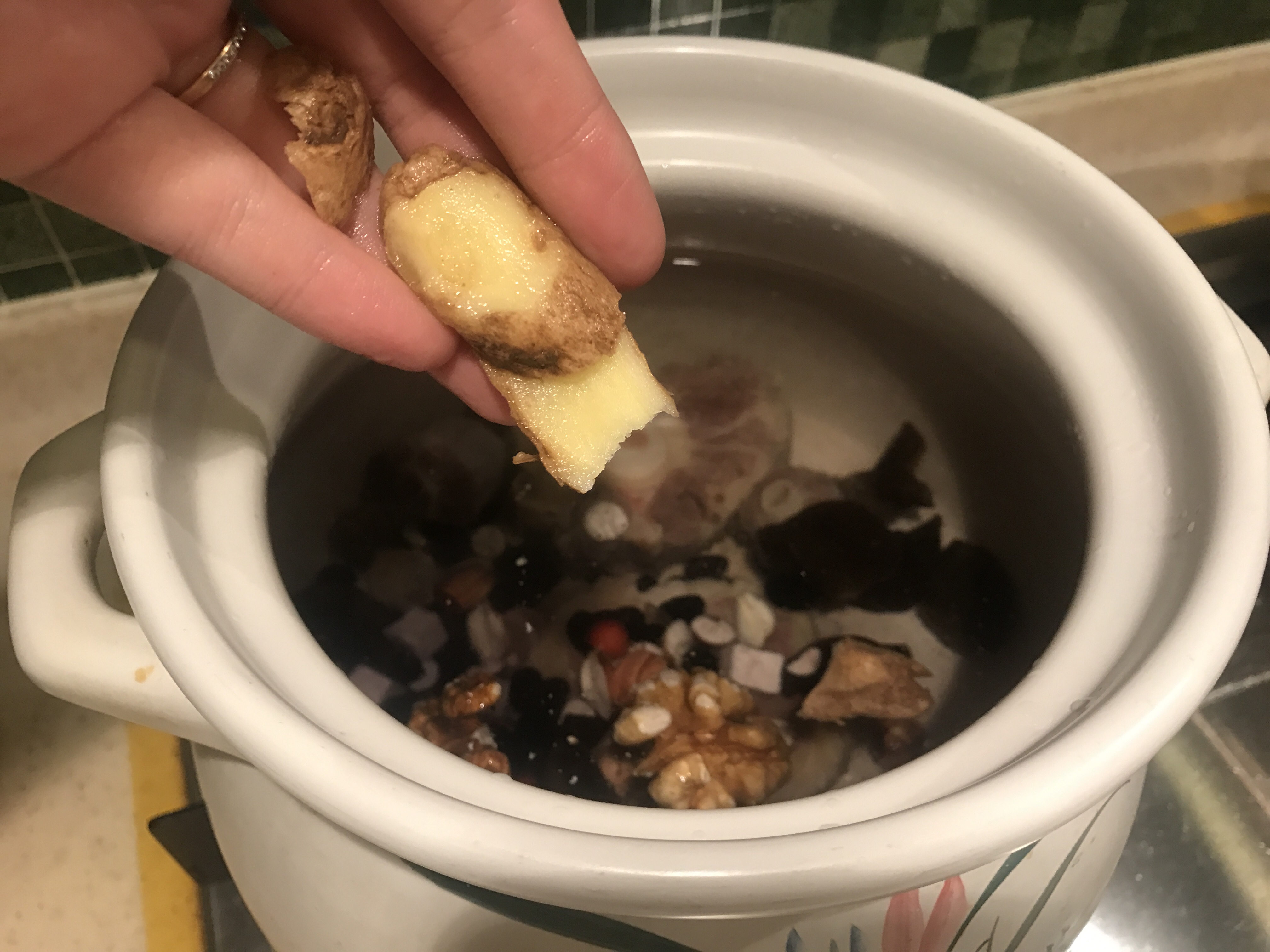 核桃芡实黑豆汤的做法 步骤4