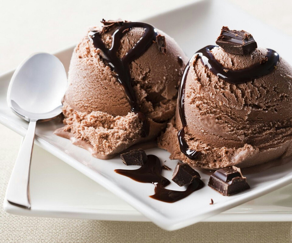 巧克力冰淇淋（只需要奶油和可可粉或巧克力酱还有冰箱就可以完成的）