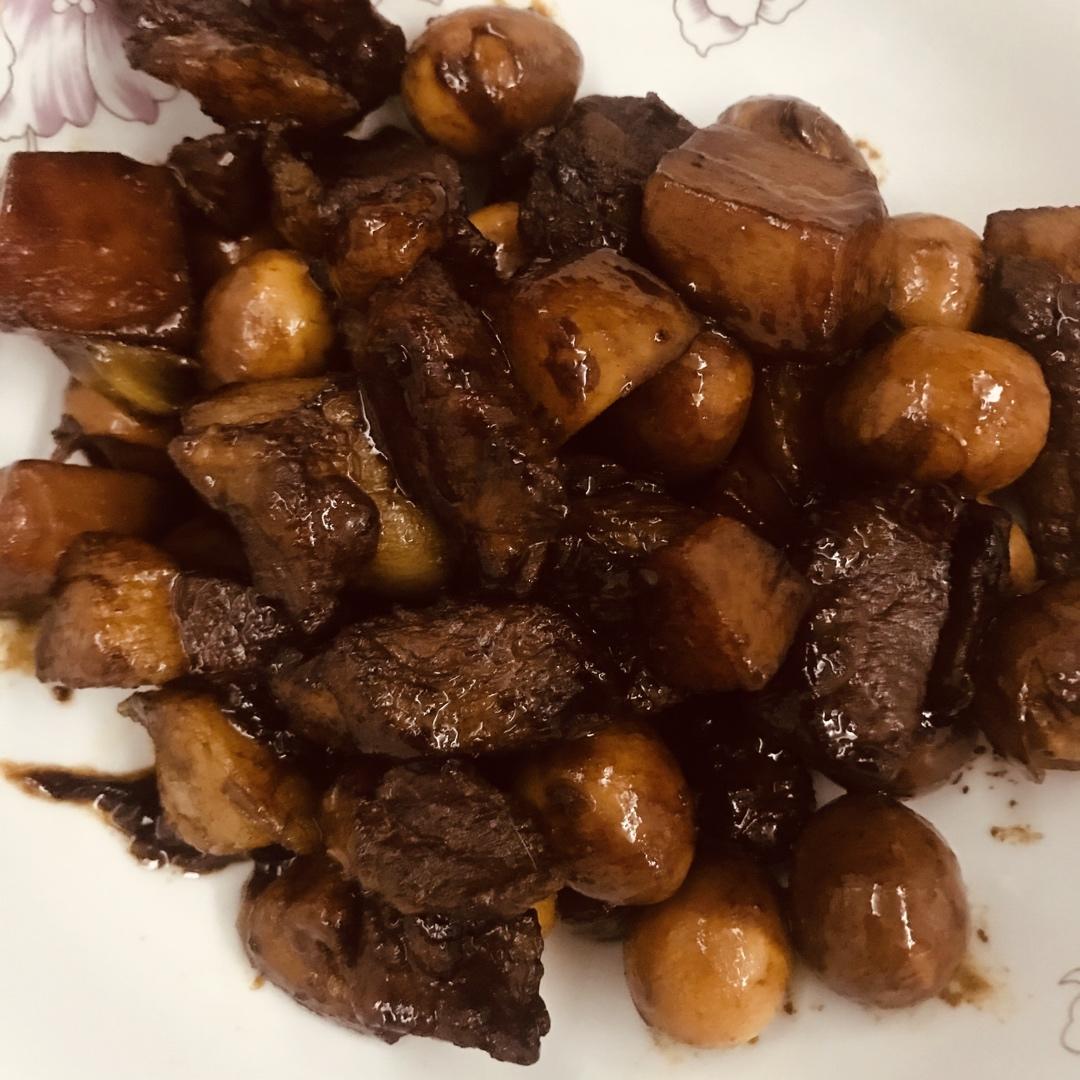 加了鹌鹑蛋后，这盘红烧肉，美味的逆天啦——鹌鹑蛋烧肉（孔瑶食谱）