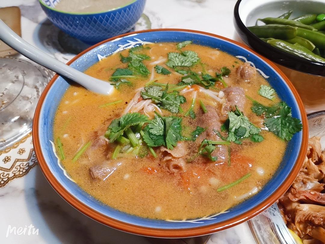 【金针菇番茄肥牛锅】