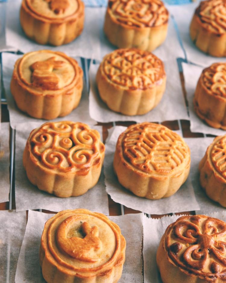 广式月饼－－蛋黄豆沙月饼