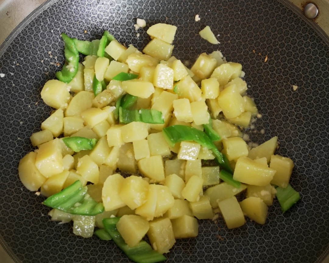青椒烧土豆的做法 步骤5