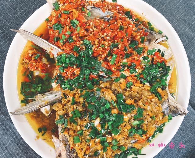 双椒鱼头(还是自己熬的酱好吃)的做法