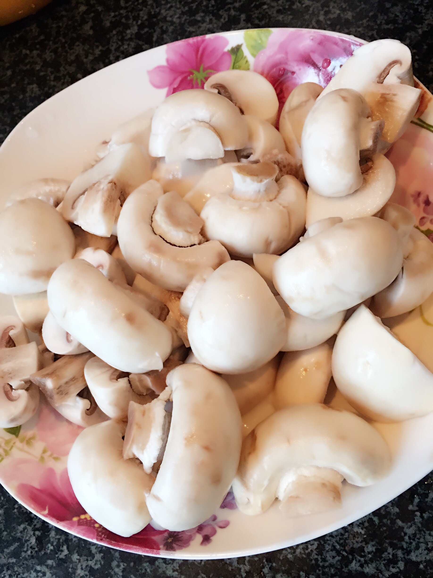 家常爆炒蘑菇😋做法适用于所有菇类，好吃的蘑菇做法的做法 步骤1
