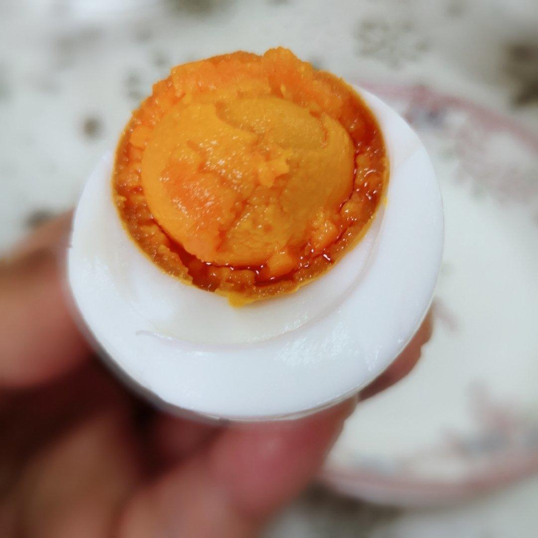 金黄流油的咸鸭蛋