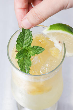 夏日小清新——菠萝酸橙汽水的做法 步骤8