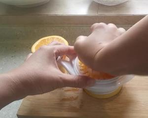 快手懒人版宝宝版一分钟鲜榨橙汁无料理机榨汁机的做法 步骤3