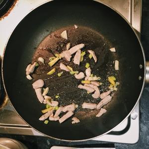 如何在腐国DIY渍菜粉（￣+ー￣）（酸菜粉丝炒肉）的做法 步骤4
