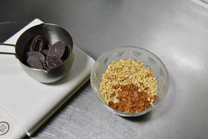 红茶牛奶慕斯佐杏仁巧克力脆片的做法 步骤2
