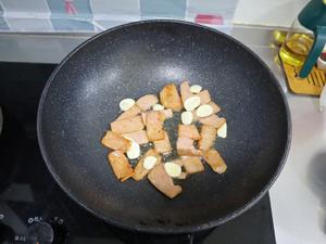海鲜菇炒午餐肉❗️口感脆嫩，荤素搭配，孩子最爱的做法 步骤3