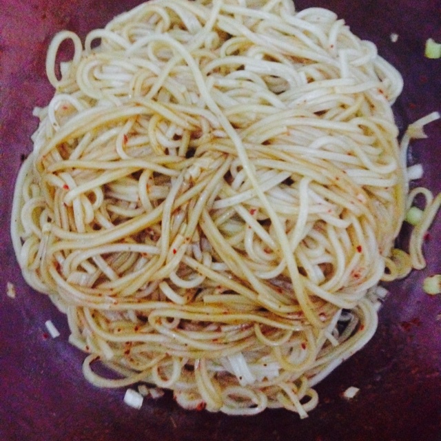 葱爆面—就是汪涵在天天向上里面做的那个啦