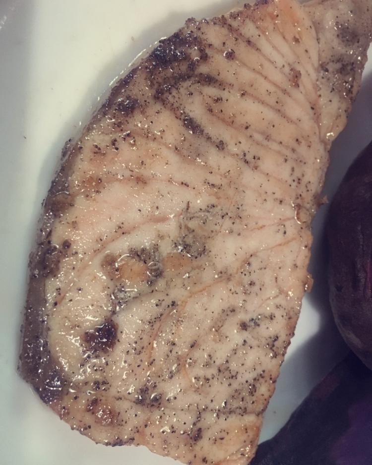 黑胡椒煎三文鱼排