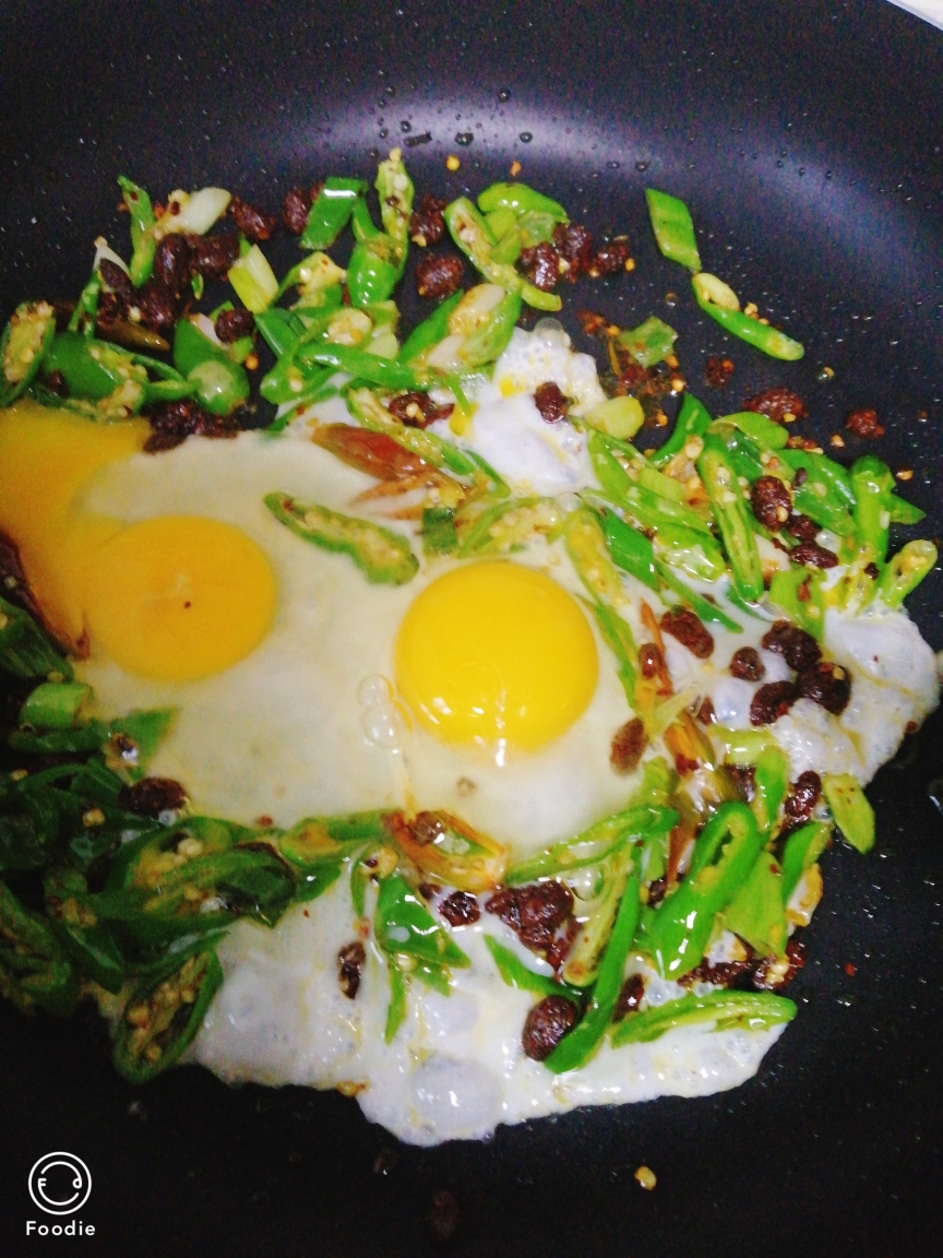 徐州特色菜—盐豆炒鸡蛋的做法 步骤5