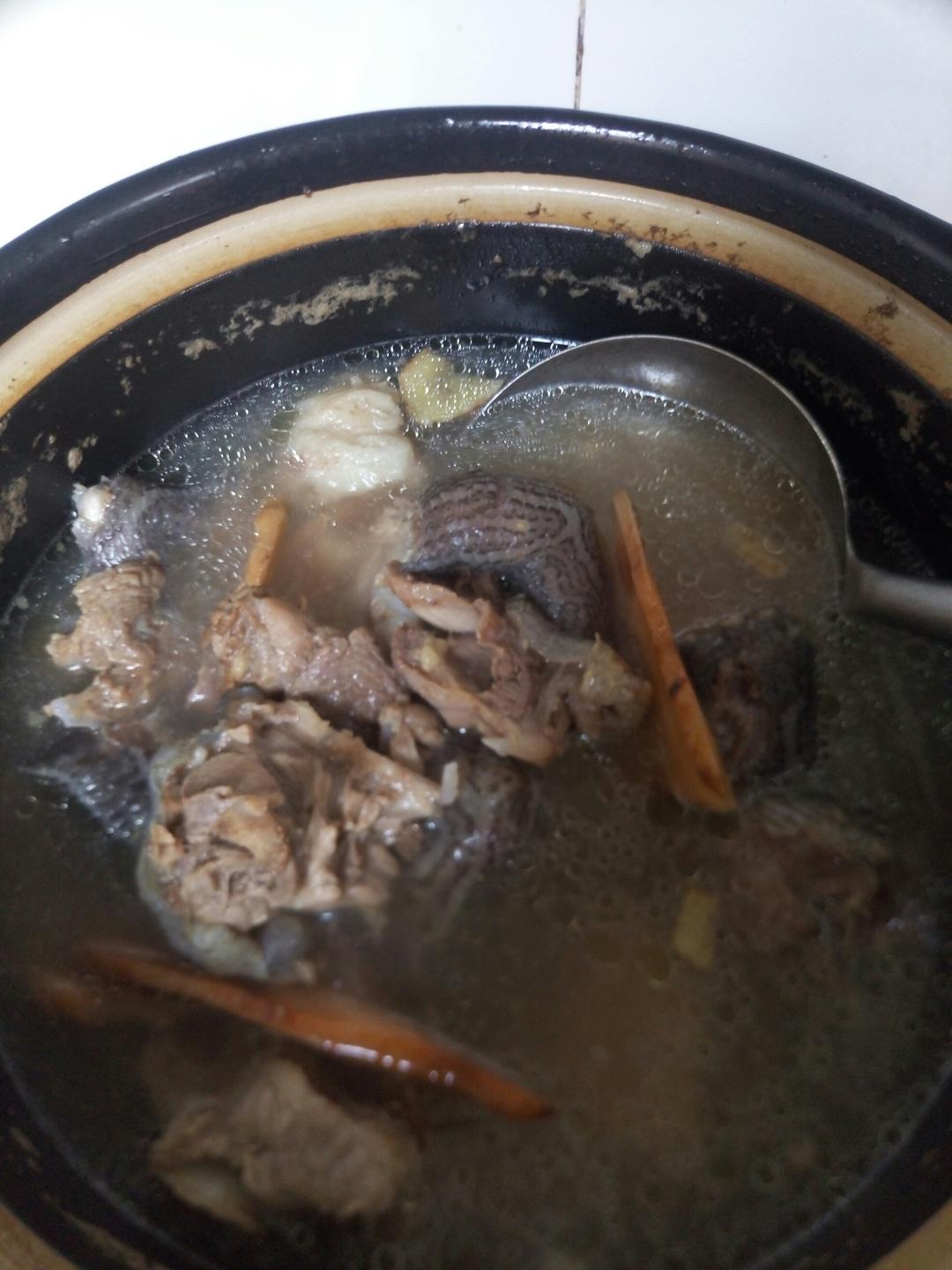 水鱼猪骨土茯苓汤的做法