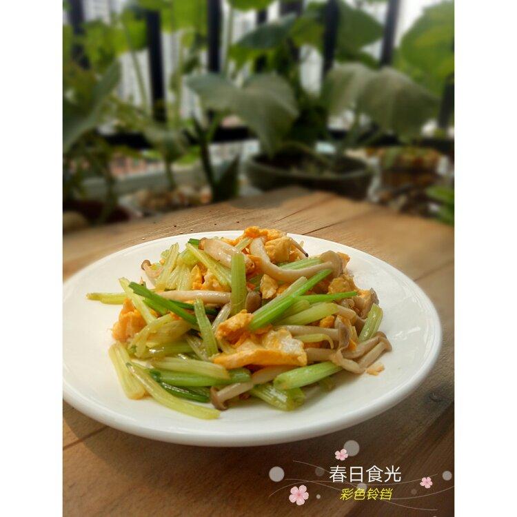 杏鲍菇.芹菜炒鸡蛋