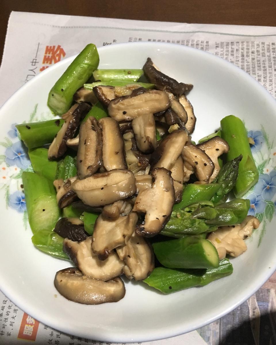 芦笋炒蘑菇