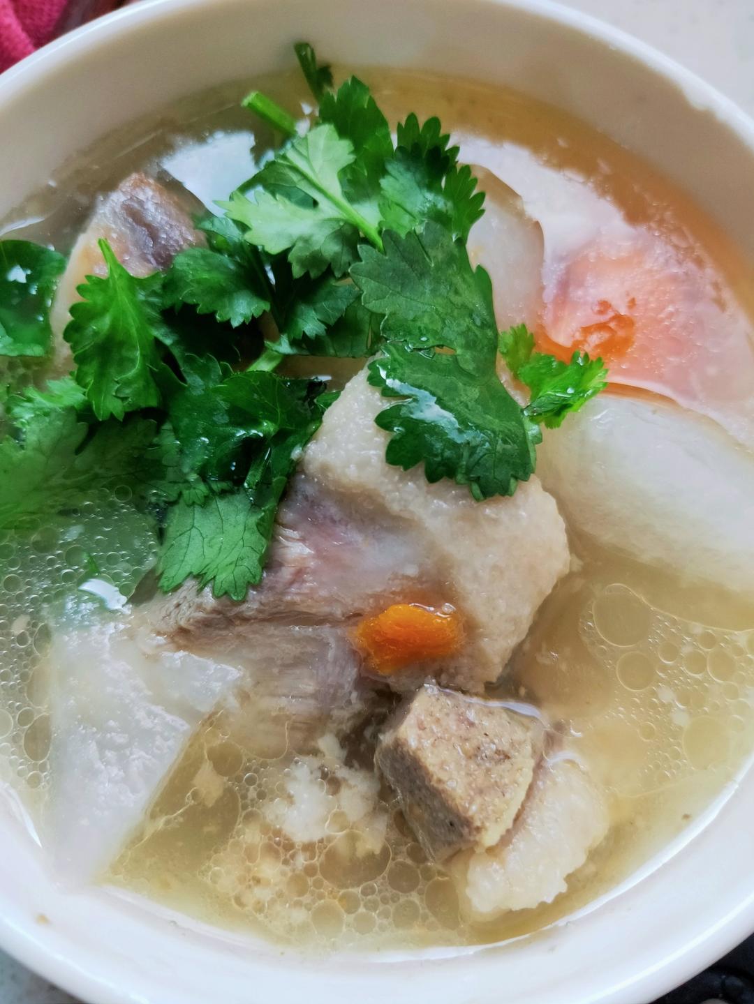 清炖羊排，老爸的拿手菜，汤鲜味浓，羊肉软烂，连萝卜都非常好吃