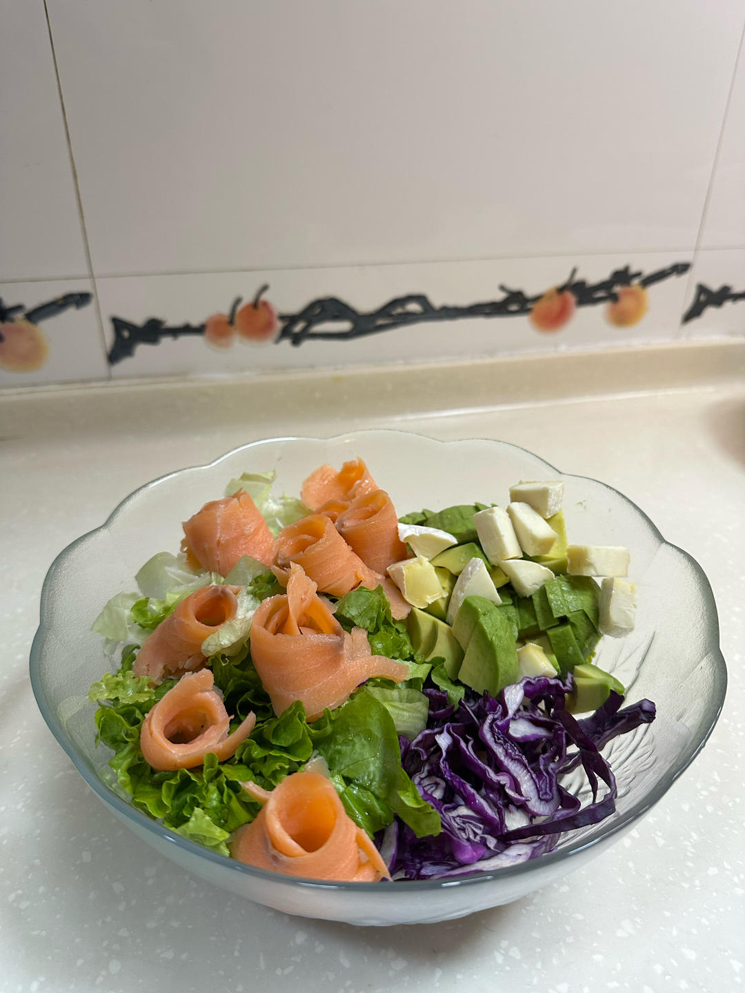 三文鱼牛油果蔬菜沙拉