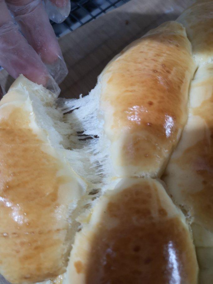 又香又软又拉丝，咬一口奶香十足！超治愈的淡奶油波兰种小餐包