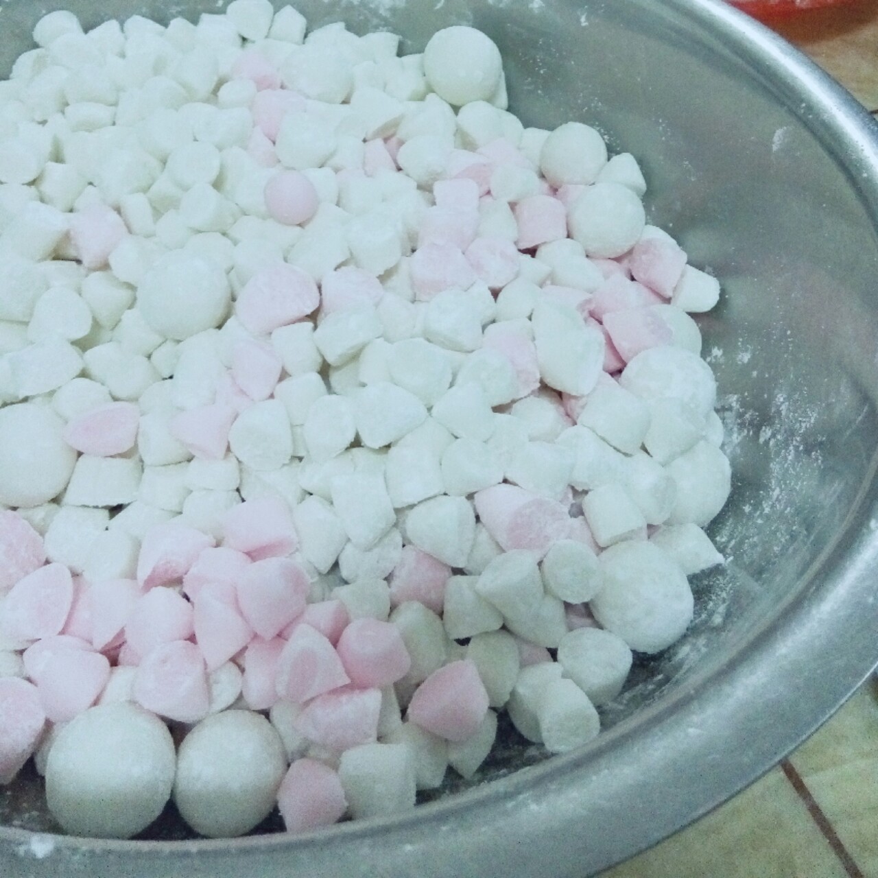 如何快速搓小汤圆且汤圆堆放在一起相互之间不粘连？