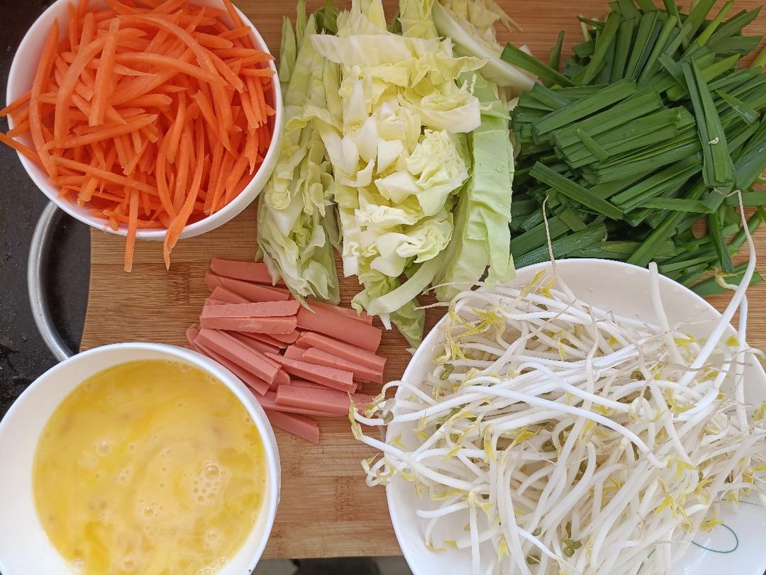 吃完这碗炒方便面朋友叫我去摆摊吧的做法 步骤1