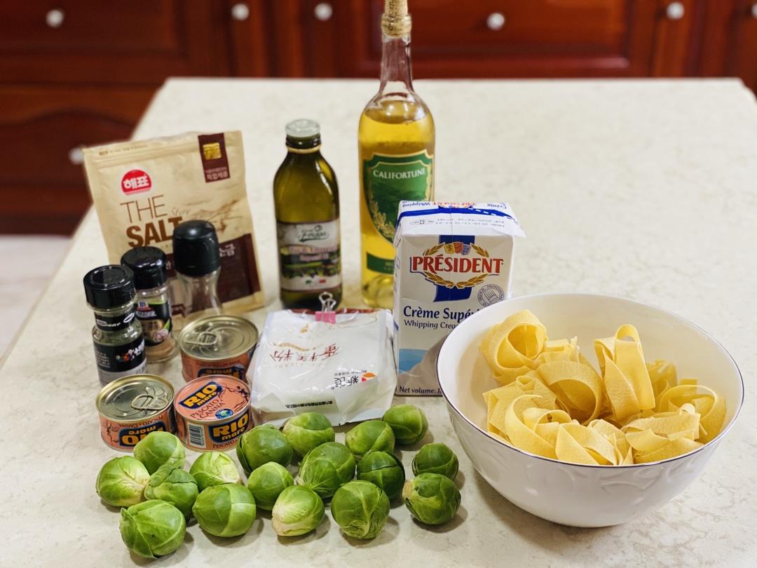 Aioli白葡萄酒酱辣金枪鱼莳萝意面