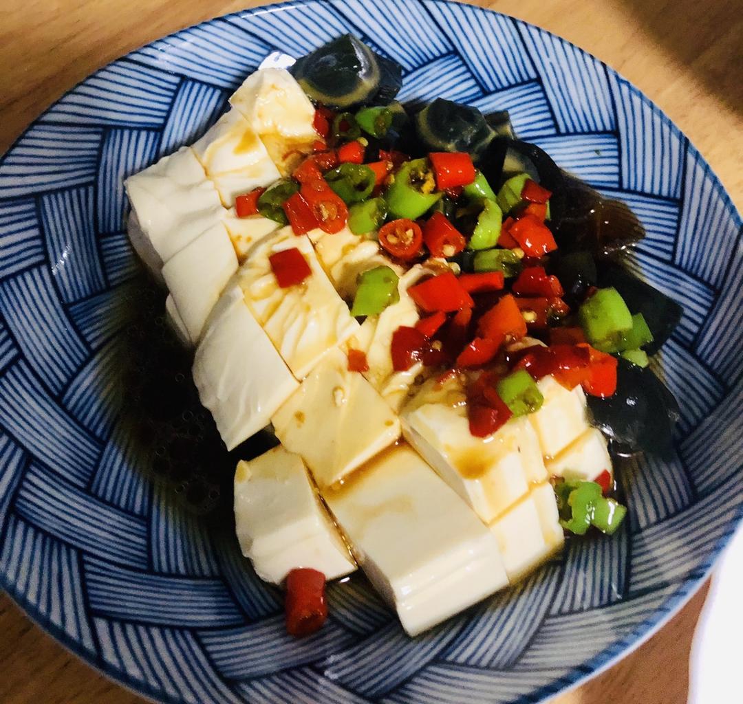 双椒拌皮蛋豆腐