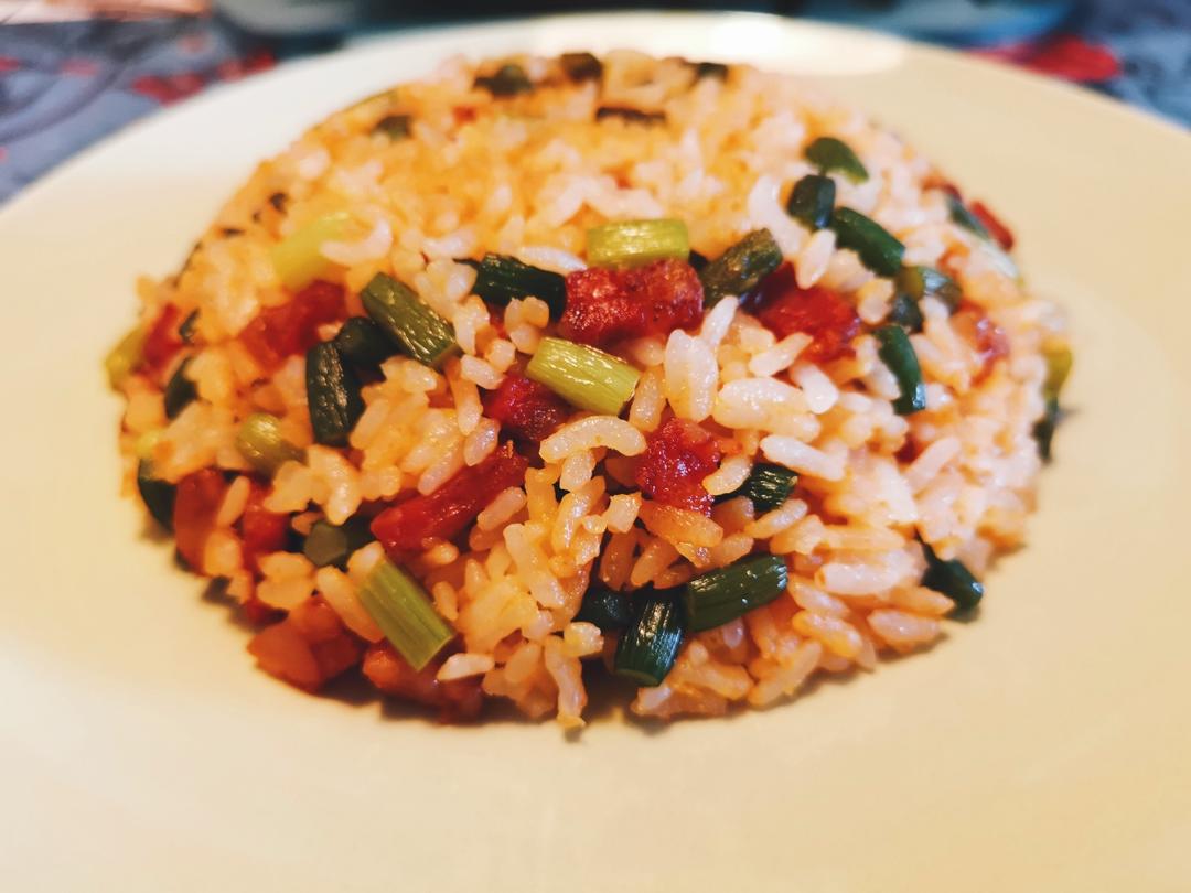 蒜薹腊肠炒饭