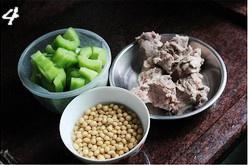 猪骨黄豆苦瓜汤的做法 步骤4