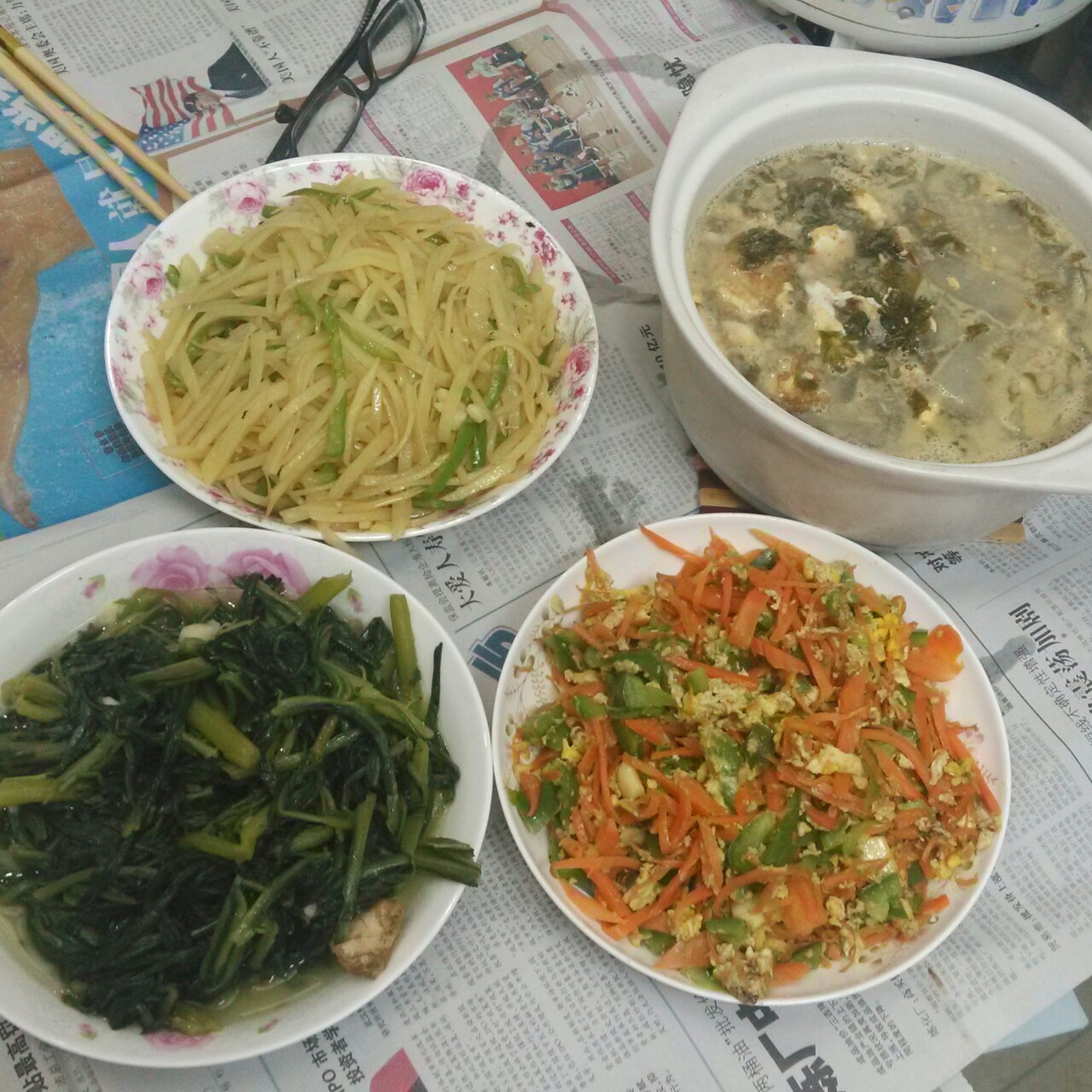 小妮子在厨房各种瞎折腾