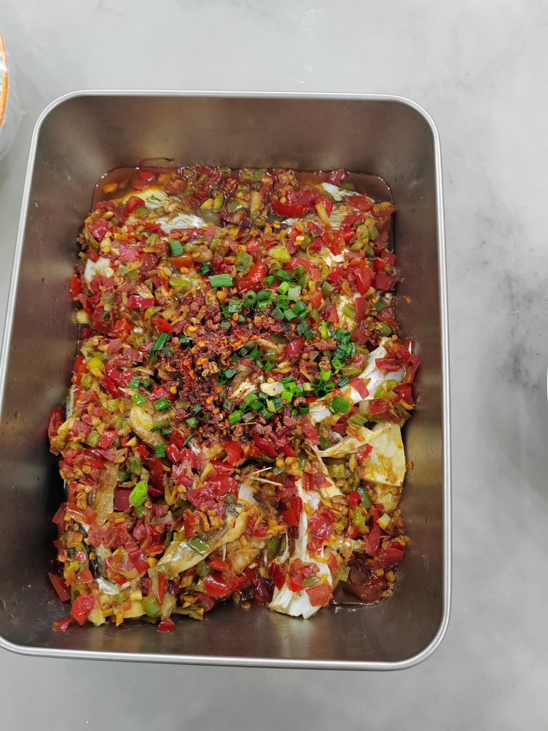 厨师长教你：“自制剁椒蒸鱼头”的家常做法，色泽红亮，肉质鲜嫩