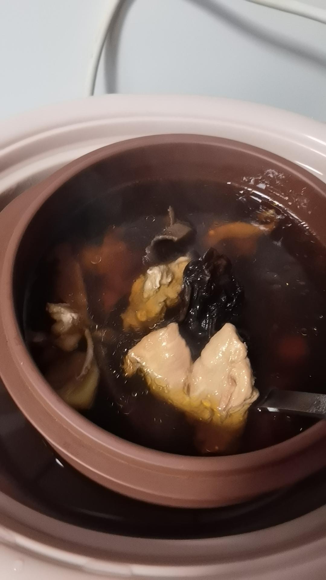 黑虎掌菌炖鸡汤