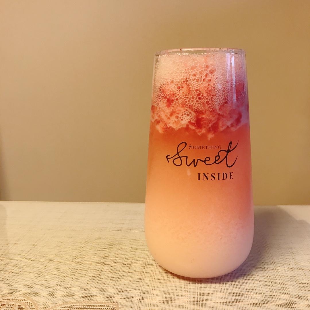 网红饮品～草莓雪碧养乐多