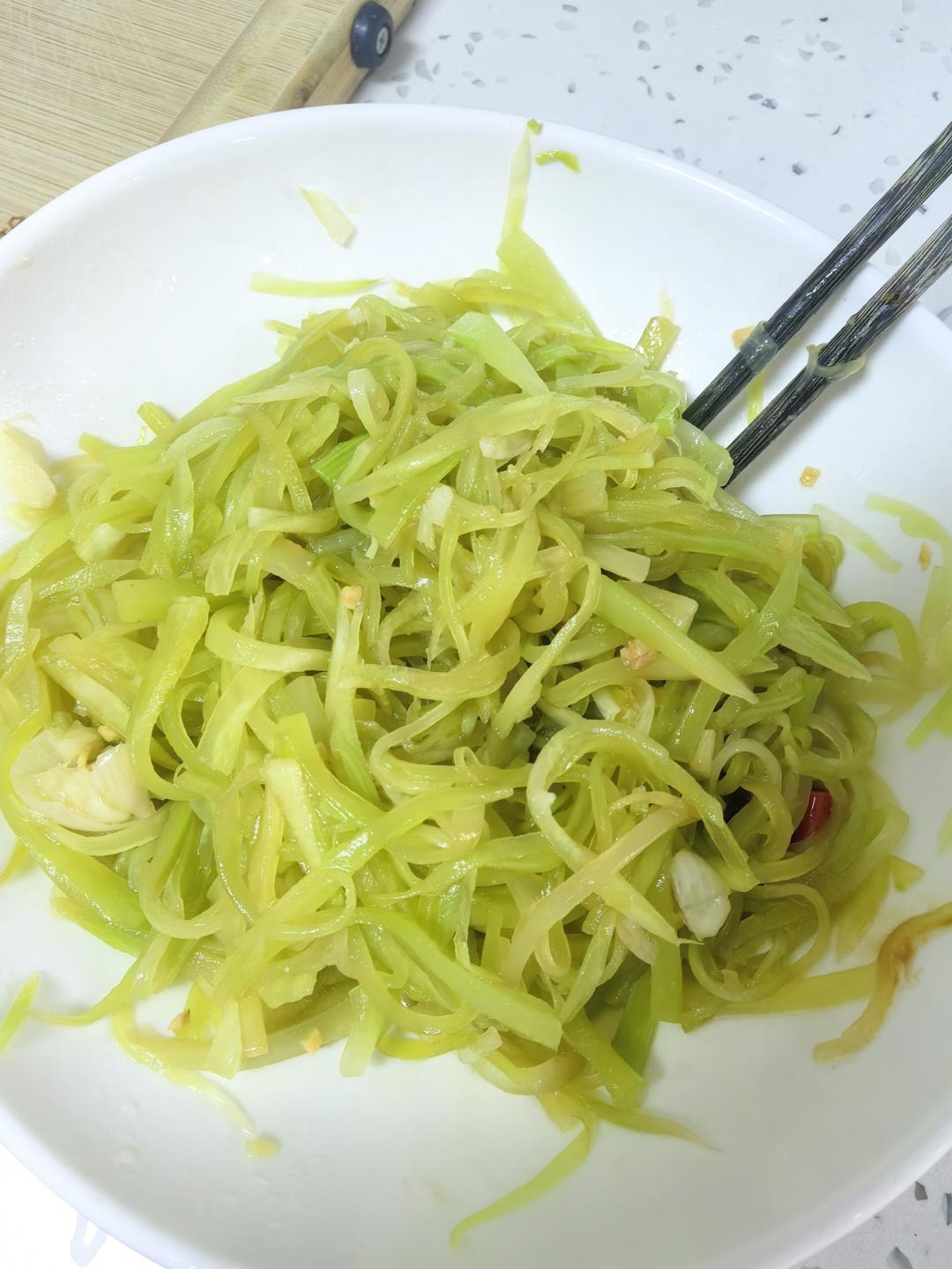 想告诉全世界，这菜太解腻！爽脆开胃的莴笋丝