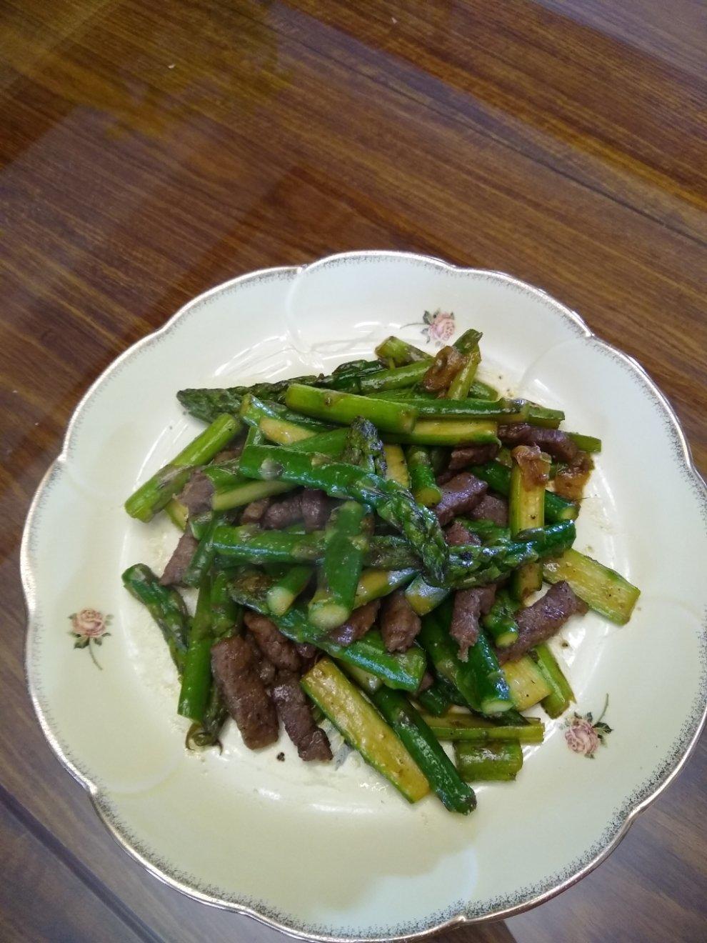 黑椒牛肉炒芦笋