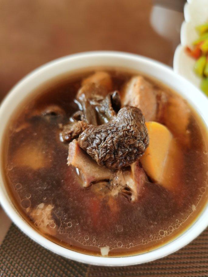 淡定一生_7hbd做的排骨炖香菇汤