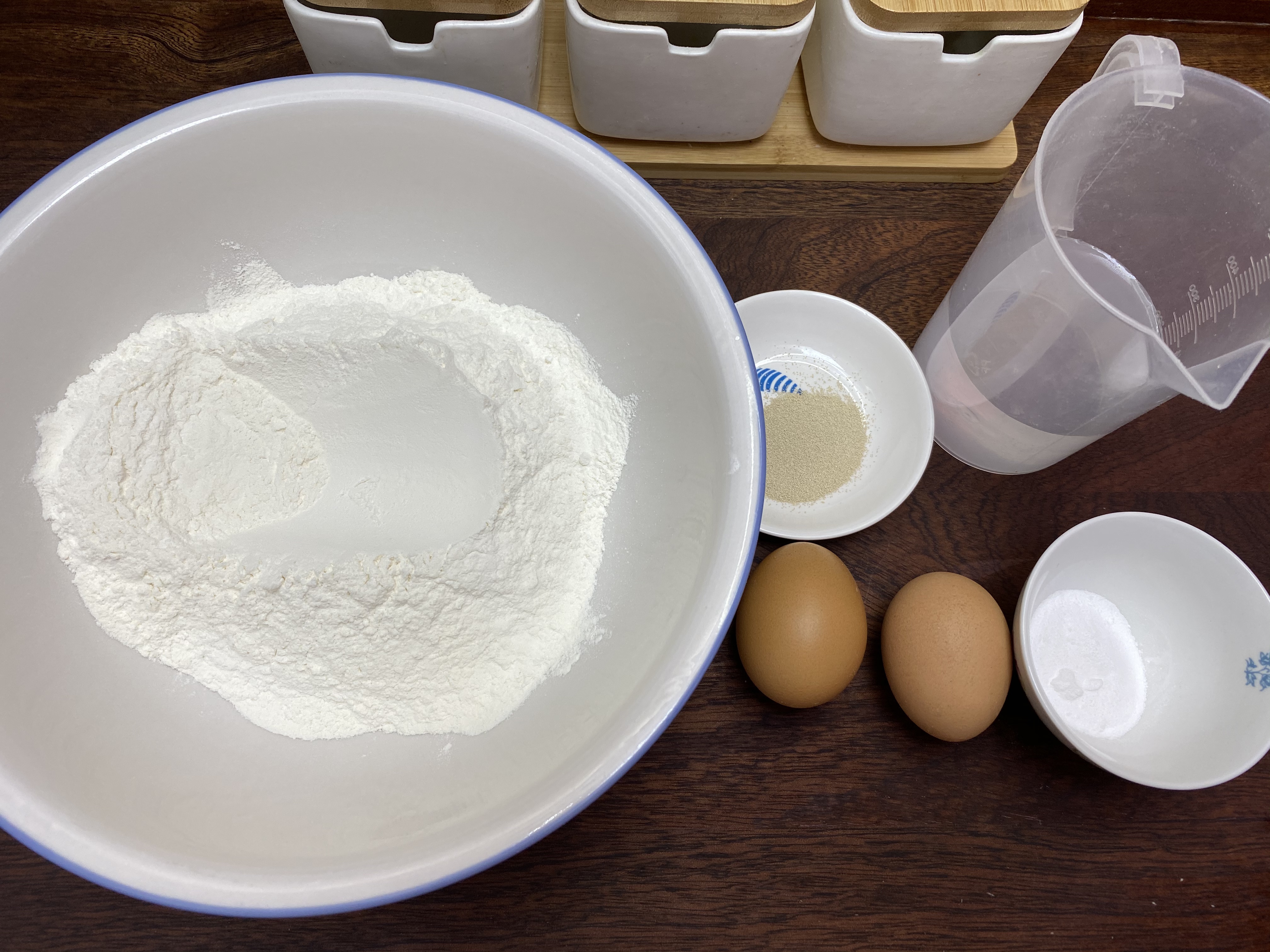 两个鸡蛋一碗面 全程手不粘面 轻松搞定小碗蒸发糕 蓬松煊软 比面包好吃的做法 步骤1