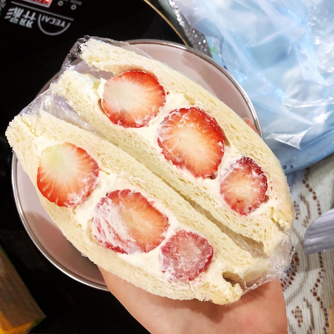 奶油草莓土司（五分钟超快手）的做法