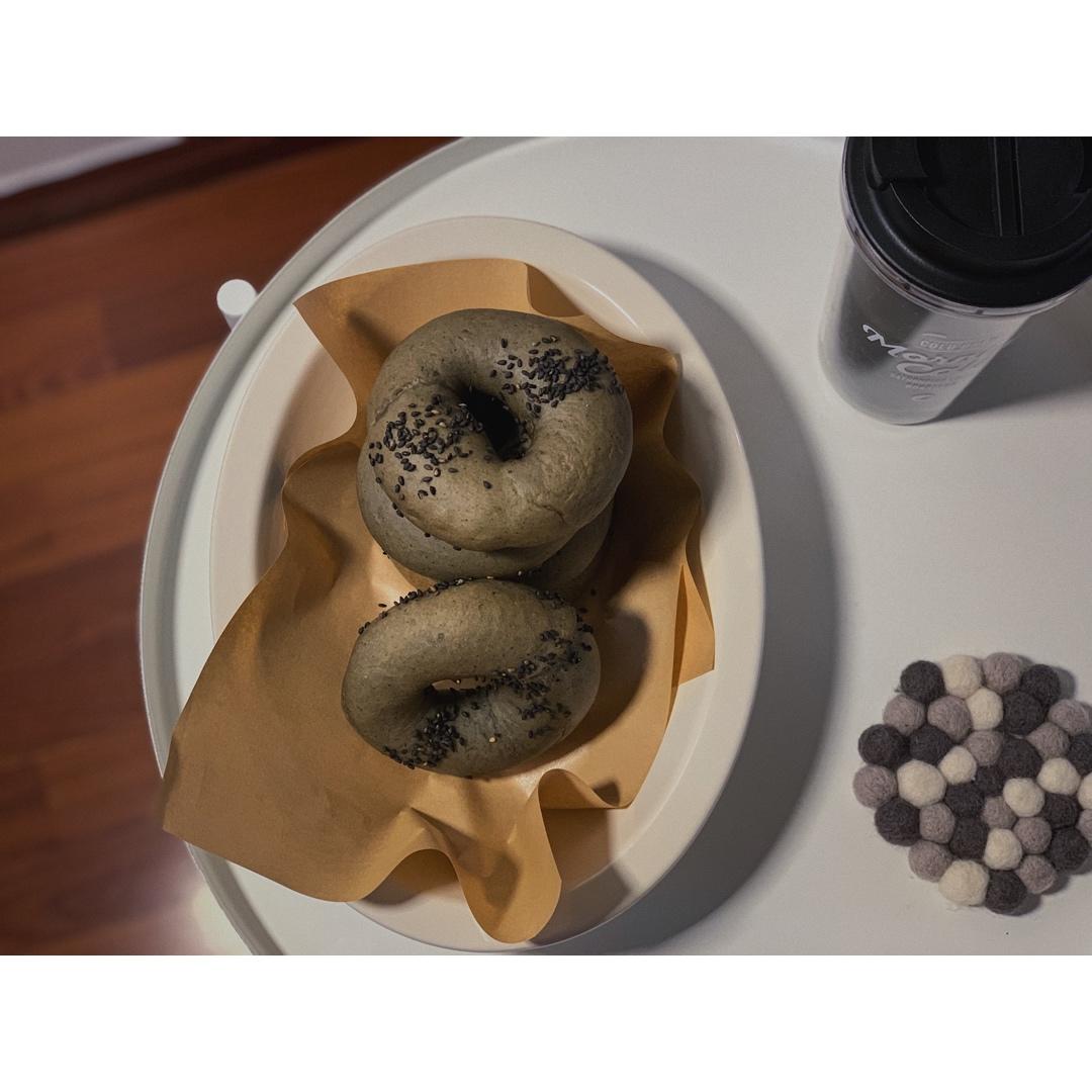 浓郁芝麻香的黑芝麻酱贝果